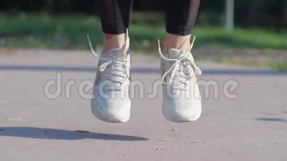 年轻女人腿跳绳视频的预览图