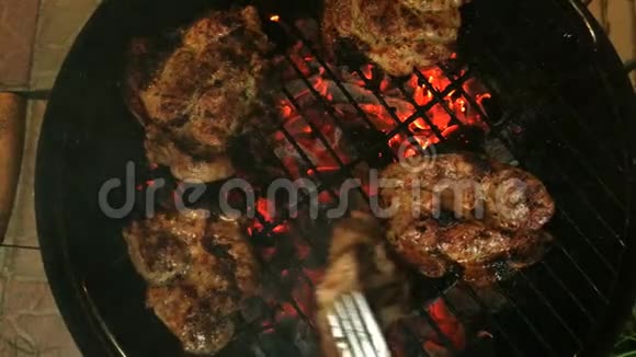美味多汁的肉在烧烤的烤架上油炸视频的预览图