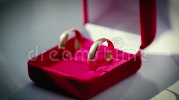红盒子里的结婚戒指视频的预览图
