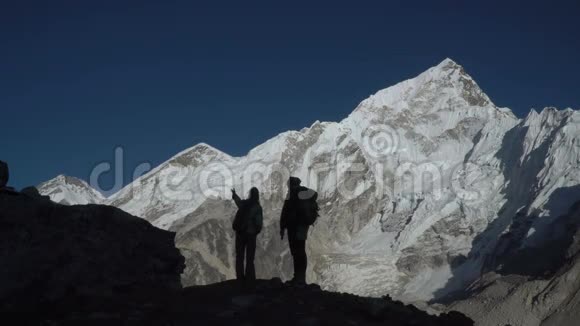 山里的游客剪影视频的预览图