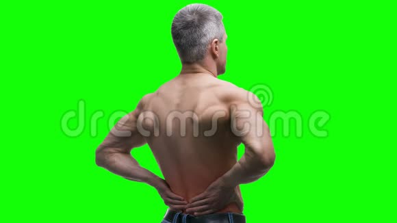 背部疼痛肾脏炎症老年肌肉男子背疼绿色背景色度键4K视频视频的预览图