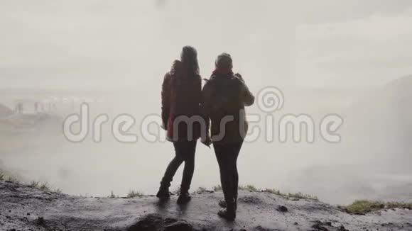 两个幸福的女人站在冰岛的Gljufrabui附近旅游女性探索著名景点视频的预览图