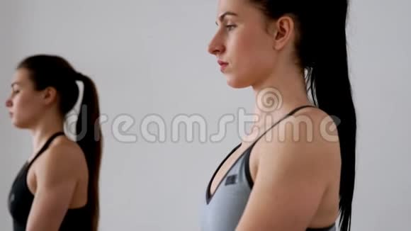 美丽的女孩表演一个练习姿势坐在蝴蝶的姿势普拉提瑜伽焦点从视频的预览图