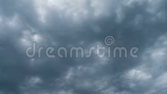 灰色的云彩和狂风暴雨的天空视频的预览图