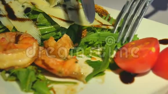 沙拉芝士干酪配虾西红柿无花果和胡椒视频的预览图