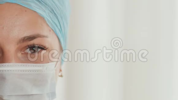 年轻女医生面部带面罩的特写视频的预览图