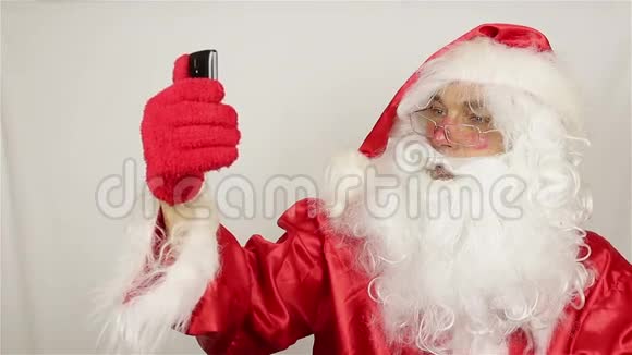 圣诞老人用手机打电话视频的预览图
