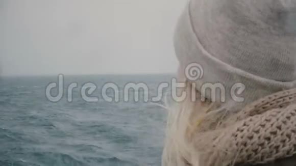 在船上旅行的年轻金发女人的特写镜头迷人的女性望着大海和波浪头发在风中飘扬视频的预览图