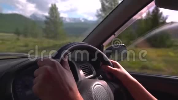 人们驾驶汽车旅行道路旅行在山上有美丽的阳光手控驾驶视频的预览图