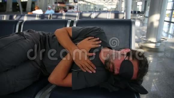用眼罩睡在机场视频的预览图