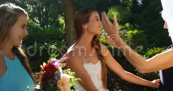 新娘高兴地拥抱她的母亲视频的预览图