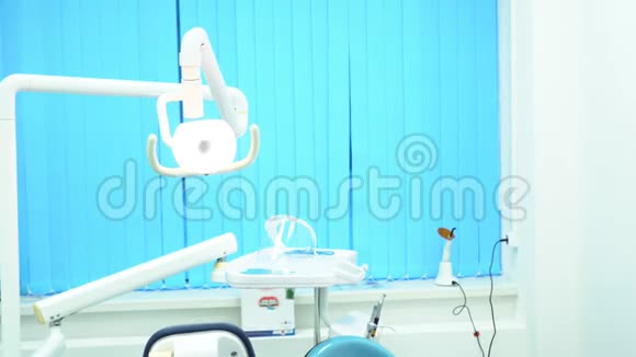 牙科椅等配件用于牙科医生的蓝色医疗灯医学概念现代牙科设备视频的预览图