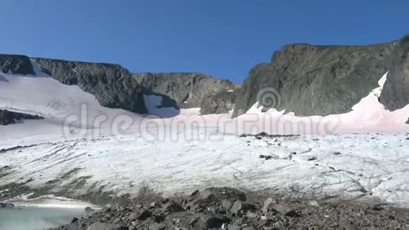 在冰川IGAN阳光明媚的一天极地Urals俄罗斯视频的预览图