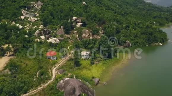 大石头脚下青山湖空中景观沿湖河的Dran观景路有大石头和视频的预览图