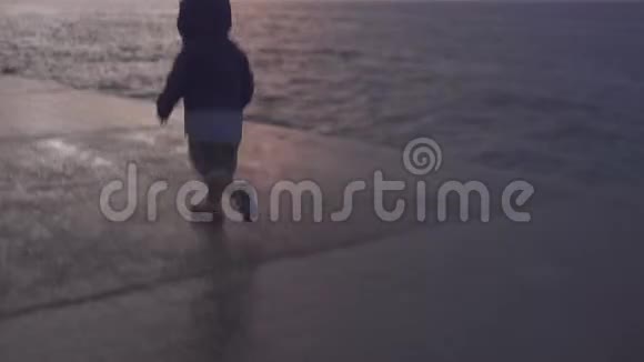 快乐的孩子在海边玩得开心孩子在海边玩在海边奔跑的男孩和孩子一起度假水上娱乐视频的预览图