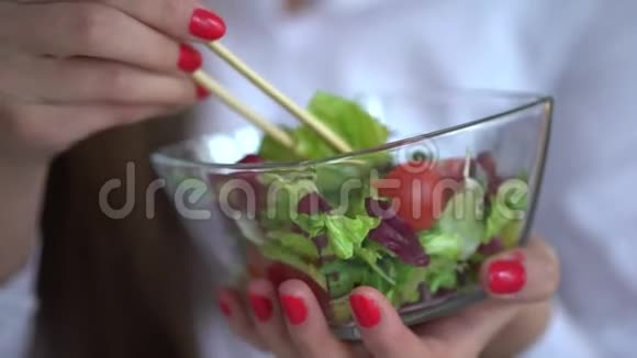商务女性在办公桌午休享用新鲜沙拉4k特写视频的预览图
