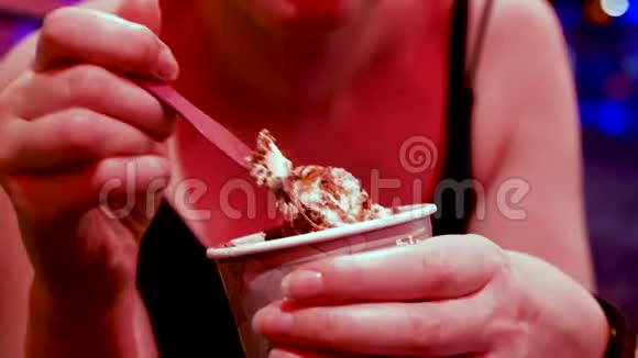 接近不可辨认的女人吃冰淇淋视频的预览图