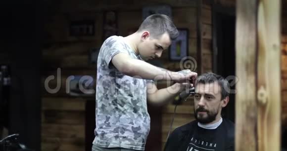 美发师有纹身的手与客户合作视频的预览图
