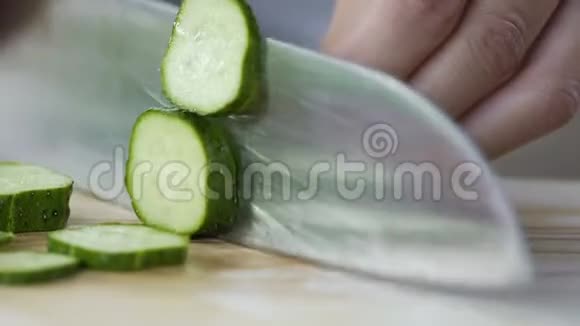 女人切新鲜黄瓜蔬菜晚餐做沙拉医疗保健视频的预览图