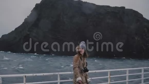 年轻漂亮的女人拿着相机站在船上环顾四周快艇上的游客视频的预览图