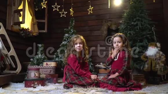 穿着裙子的可爱女孩在圣诞装饰间送着空气亲吻慢动作视频的预览图