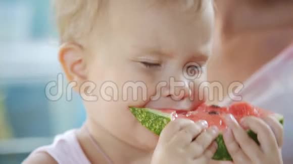孩子吃西瓜视频的预览图