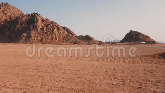 在沙漠中驾驶的四轮自行车赛车团体视频的预览图