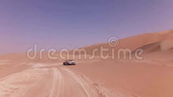 鲁巴尔卡利沙漠沙滩上的旧车废料录像视频的预览图