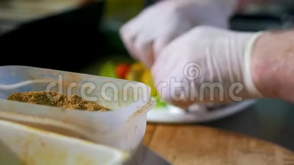 厨师的双手戴着手套端着盘子视频的预览图