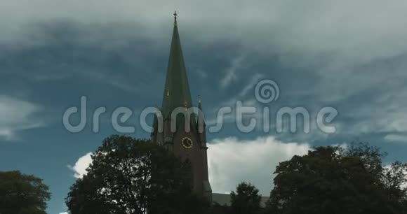 教堂塔台的延时镜头前有树木视频的预览图