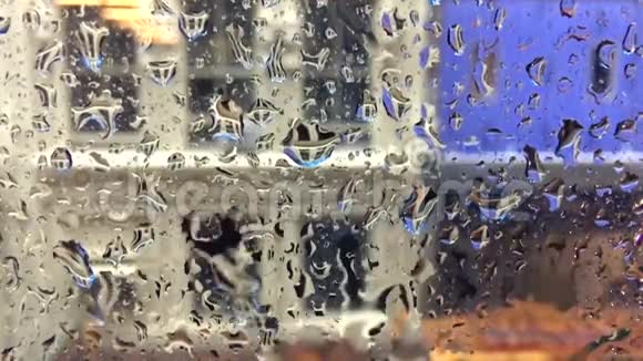 雨水溅落在城市的窗户上视频的预览图