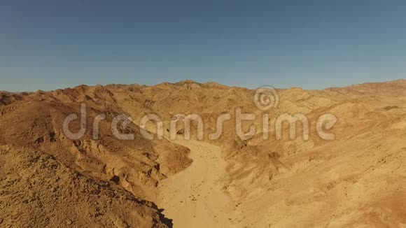 沙漠峡谷飞行视频的预览图