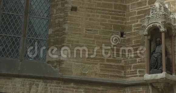 一个小雕像在教堂墙上的LinkAping瑞典视频的预览图