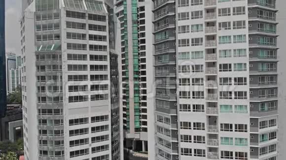 吉隆坡的鸟瞰图靠近建筑物和摩天大楼飞行4K视频的预览图