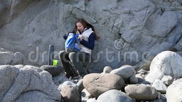 岩石背景下的女孩视频的预览图