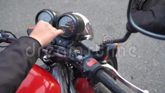女手打开摩托车发动机司机把点火钥匙放在洞里准备好骑马和冒险视频的预览图