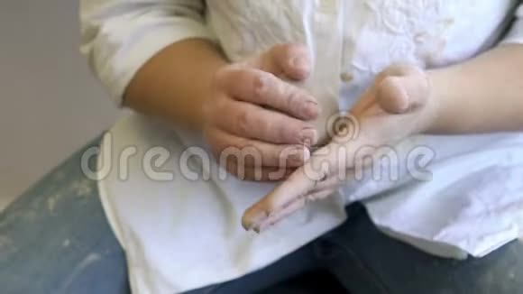 陶艺爱好者用手捏球黏土视频的预览图