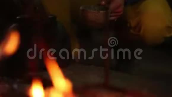 塔波特在火焰上沸腾晚上在沙漠里燃烧木头视频的预览图
