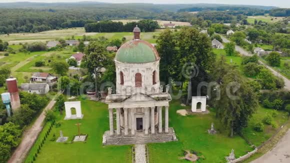 一个小村庄被遗弃的天主教寺庙视频的预览图
