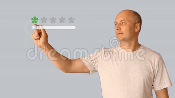 在虚拟屏幕上设置等级五星是可以的拇指向上的手势透明背景通道男性幻灯片视频的预览图
