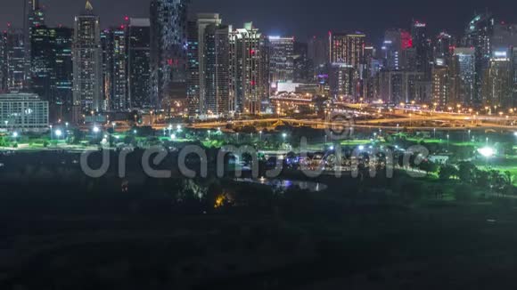 阿联酋迪拜朱美拉湖塔和迪拜码头摩天大楼和高尔夫球场夜间时间视频的预览图