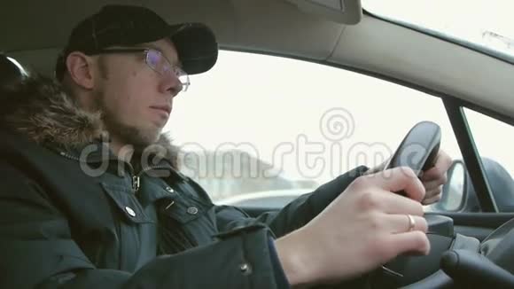 冬天开车的人视频的预览图