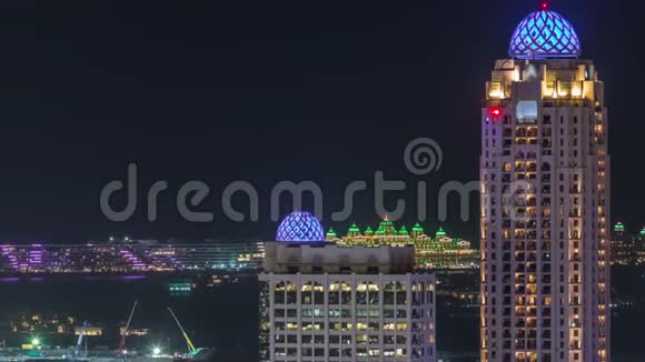 迪拜媒体城市摩天大楼和高尔夫球场夜间延时阿拉伯联合酋长国迪拜视频的预览图