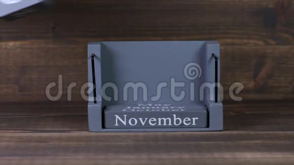 木立方体日历的05设定日期为11月视频的预览图