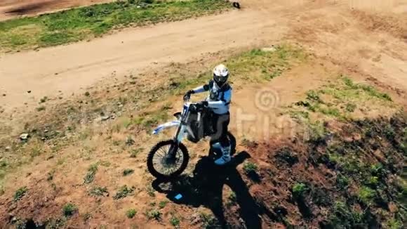 职业自行车手和他的汽车摩托车站在山上视频的预览图