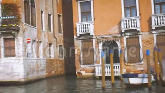 从水中看到大运河沿线的建筑物威尼斯晴天视频的预览图