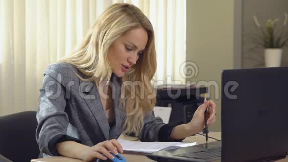 穿西装的严肃女商人在办公室的电脑里工作视频的预览图