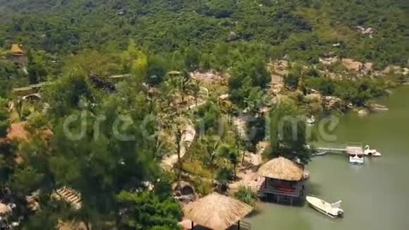 水上别墅度假村岸上的空中景观平房山景优美美丽的河流有石头视频的预览图