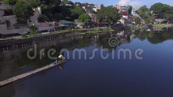 湖渔夫驾驶机动竹筏船无人机视频的预览图