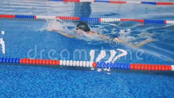 一位女游泳运动员在水下慢动作视频的预览图